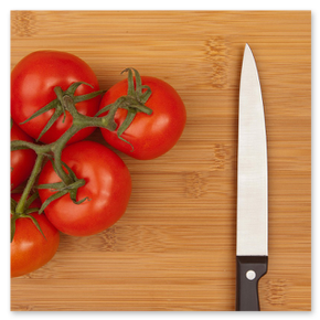 Coltello da chef su tagliere di legno
