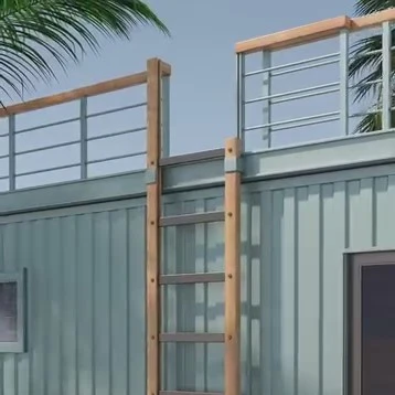 Scala richiudibile per accedere a un piccolo terrazzino esterno