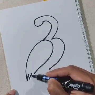 Mano che disegna un cigno con un pennarello nero