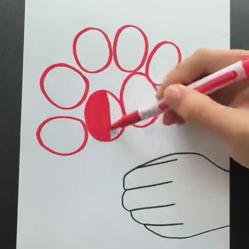 Disegno floreale costruito usando il contorno della mano