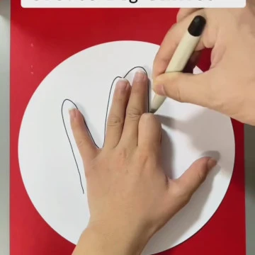 Mano usata come guida per disegnare un lupo