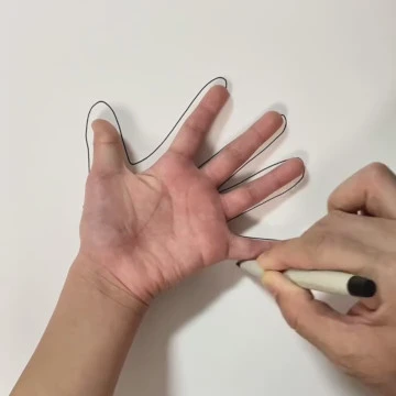 Mano usata come sagoma per disegnare un pavone