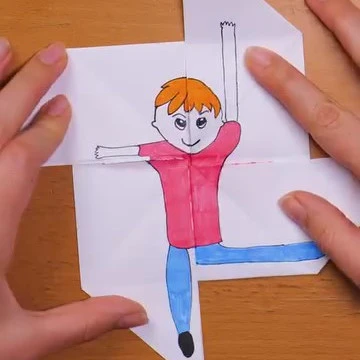 Disegno di un giocoliere colorato su carta piegata