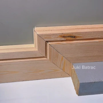 Battiscopa con cornice e gradino