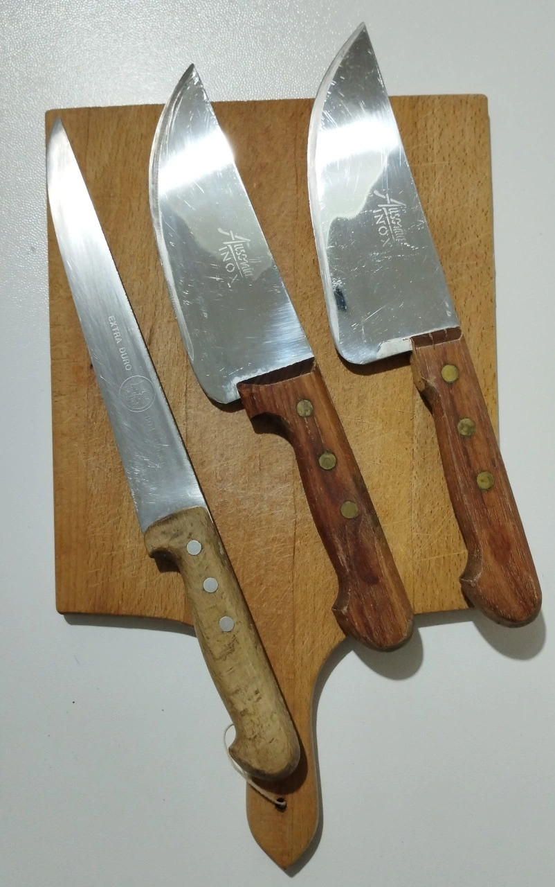 Set di coltelli da cucina su supporto