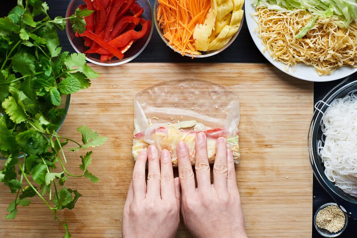 Ingredienti freschi su un tagliere