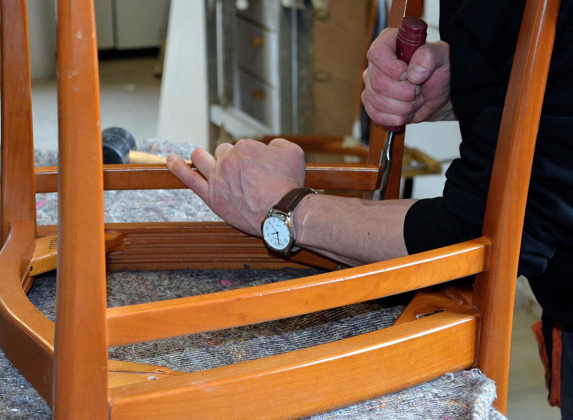 Riparazione di una sedia in legno