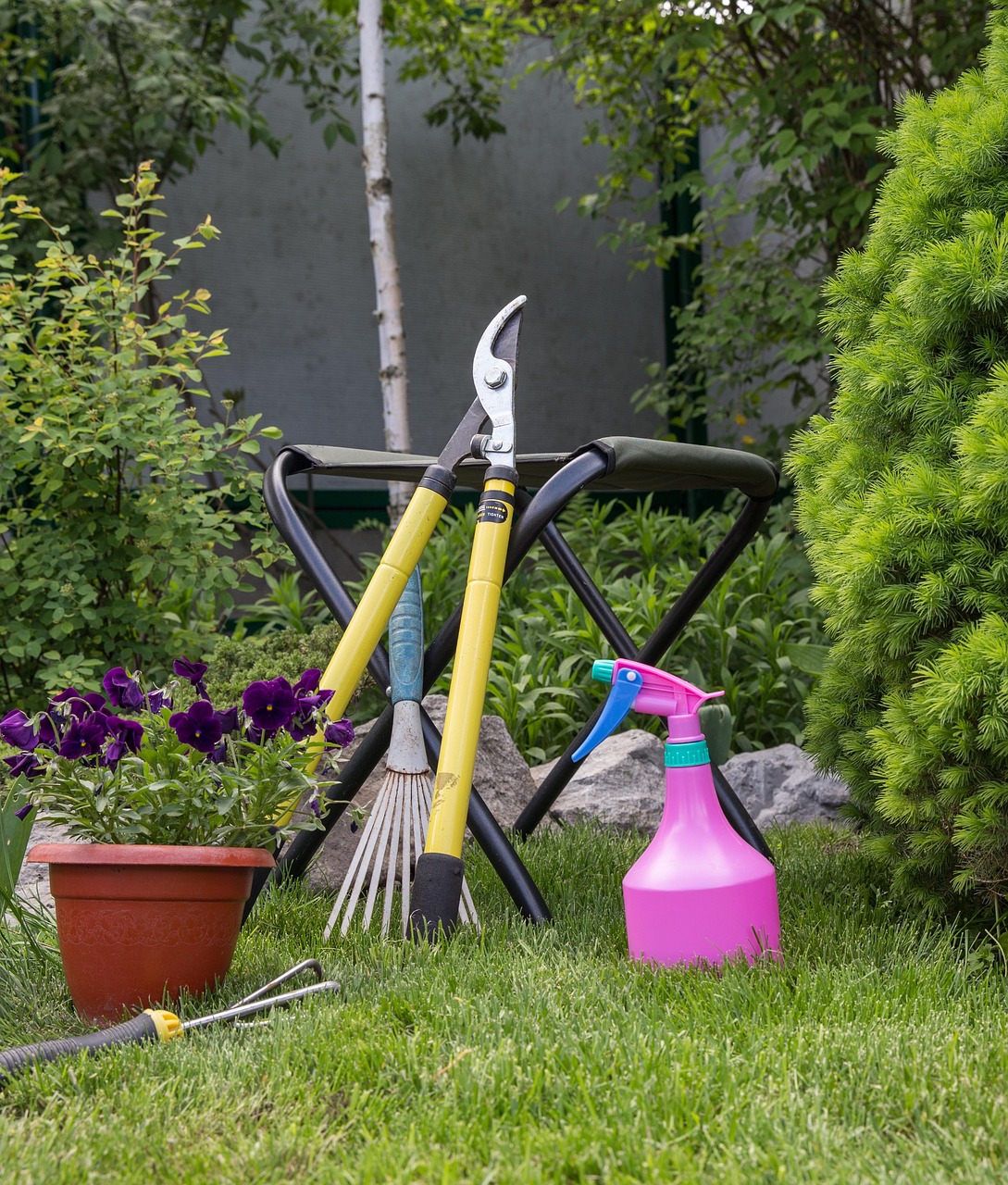 Pulizia attrezzi da giardinaggio con spazzola