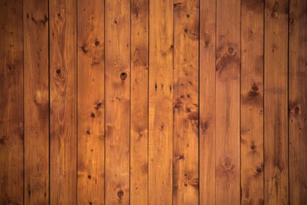 Campioni di legno con diverse finiture: olio, vernice e cera