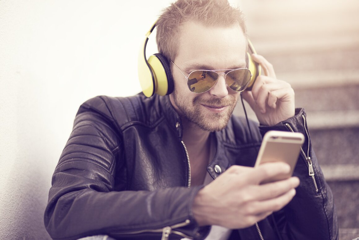 Microfoni e accessori audio su scrivania